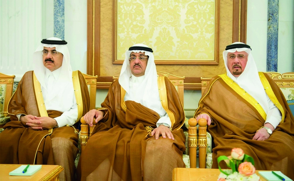 مساعد العيبان وعصام بن سعيد ونزار مدني خلال اللقاء