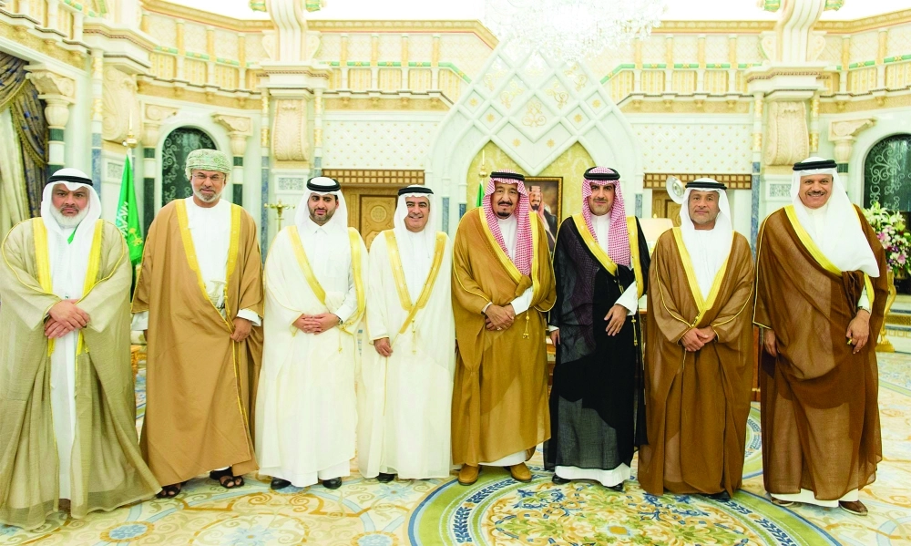 الملك سلمان متوسطا مسؤولي المراقبة والمحاسبة الخليجيين