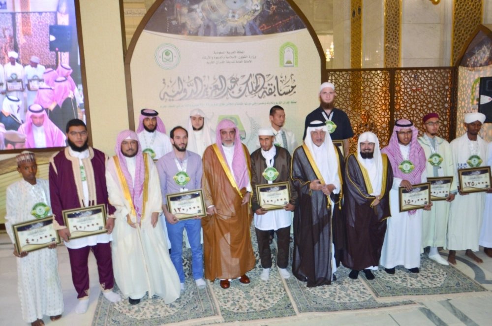                      خالد الفيصل في لقطة جماعية مع الفائزين                    (عبدالمحسن دومان)