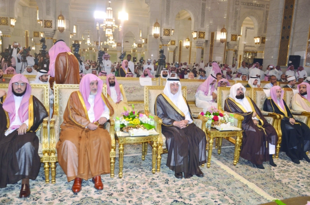 خالد الفيصل خلال رعايته الحفل الختامي لمسابقة الملك عبدالعزيز الدولية           (عبدالمحسن دومان)