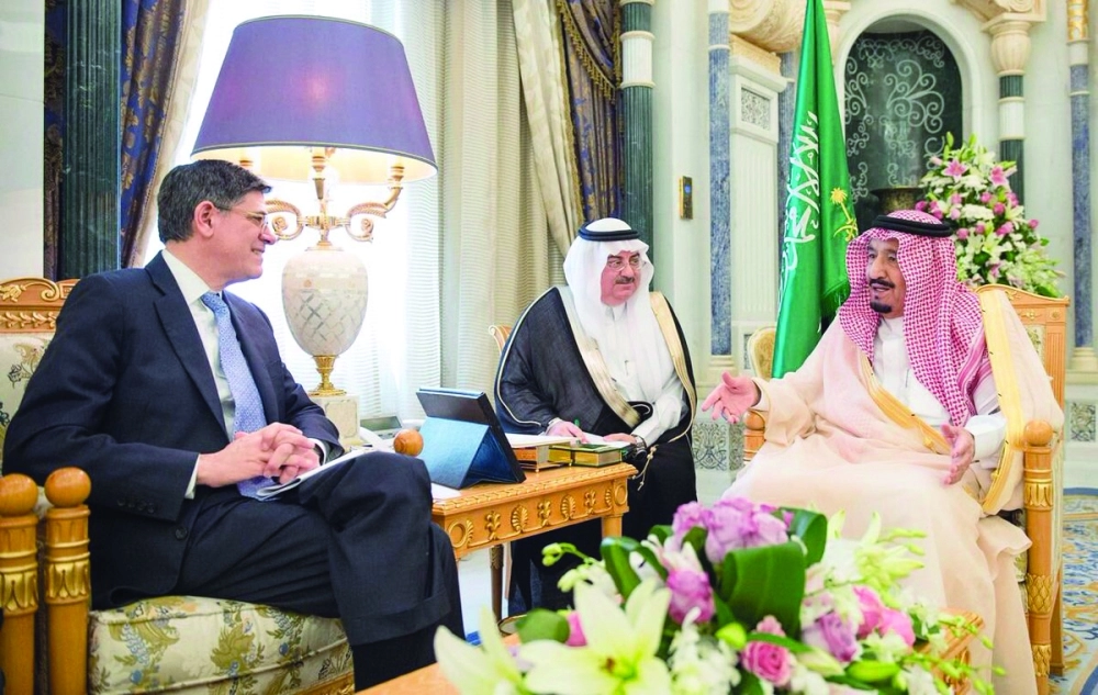 الملك سلمان لدى استقباله جاكوب ليو في قصر اليمامة بالرياض               (واس)