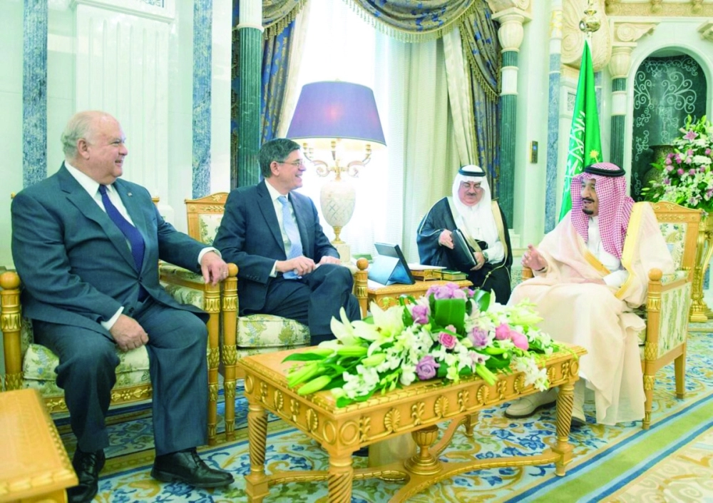     الملك سلمان لدى استقباله جاكوب ليو في الرياض أمس (واس)