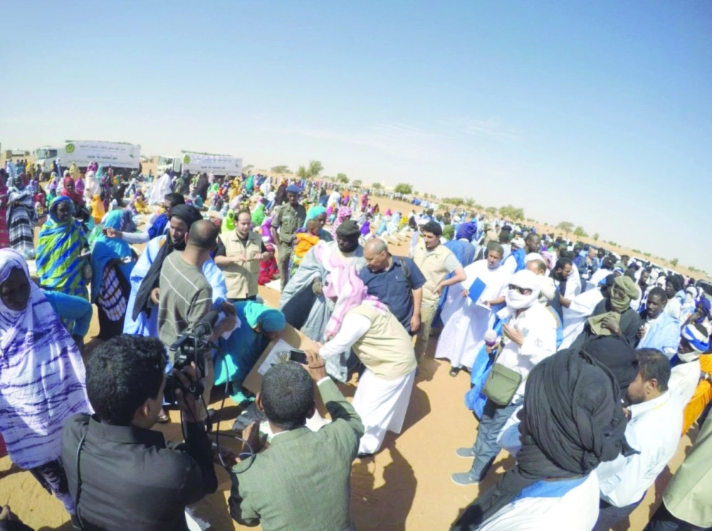 توزيع أدوية وأغذية في إحدى الدول  (واس)