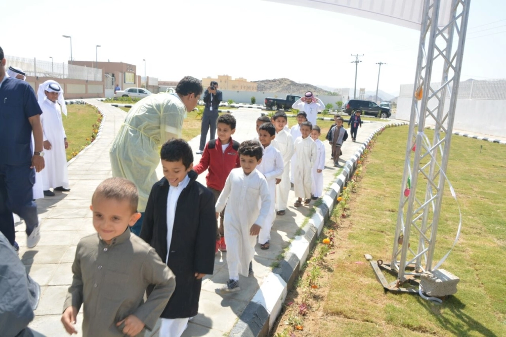 أطفال في طريقهم إلى القافلة                 (مكة)