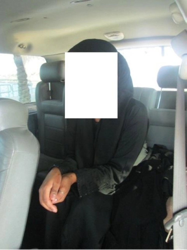 الفتاة لحظة ضبطها في المركبة  (واس)