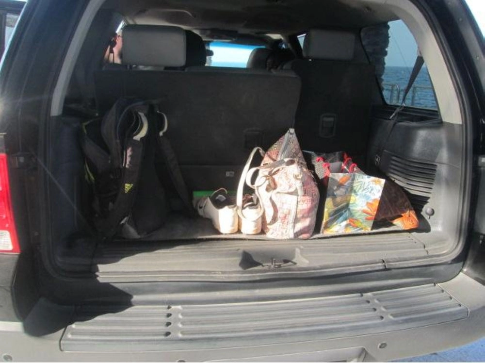 الفتاة لحظة ضبطها في المركبة  (واس)