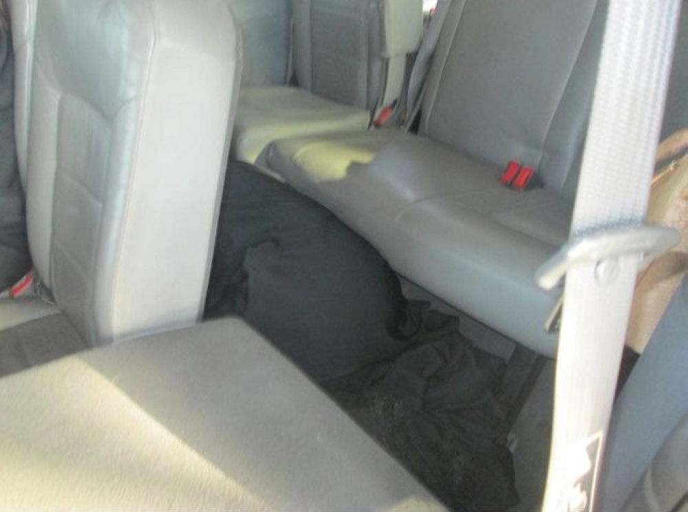 الفتاة لحظة ضبطها في المركبة  (واس)