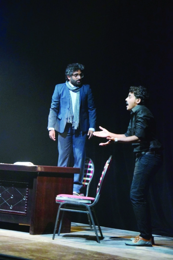 مشهد من مسرحية ثلاثة اثنان             