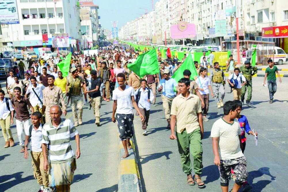 مسيرة احتجاجية في عدن أمس ضد استهداف الحوثيين لمكة (مكة)
