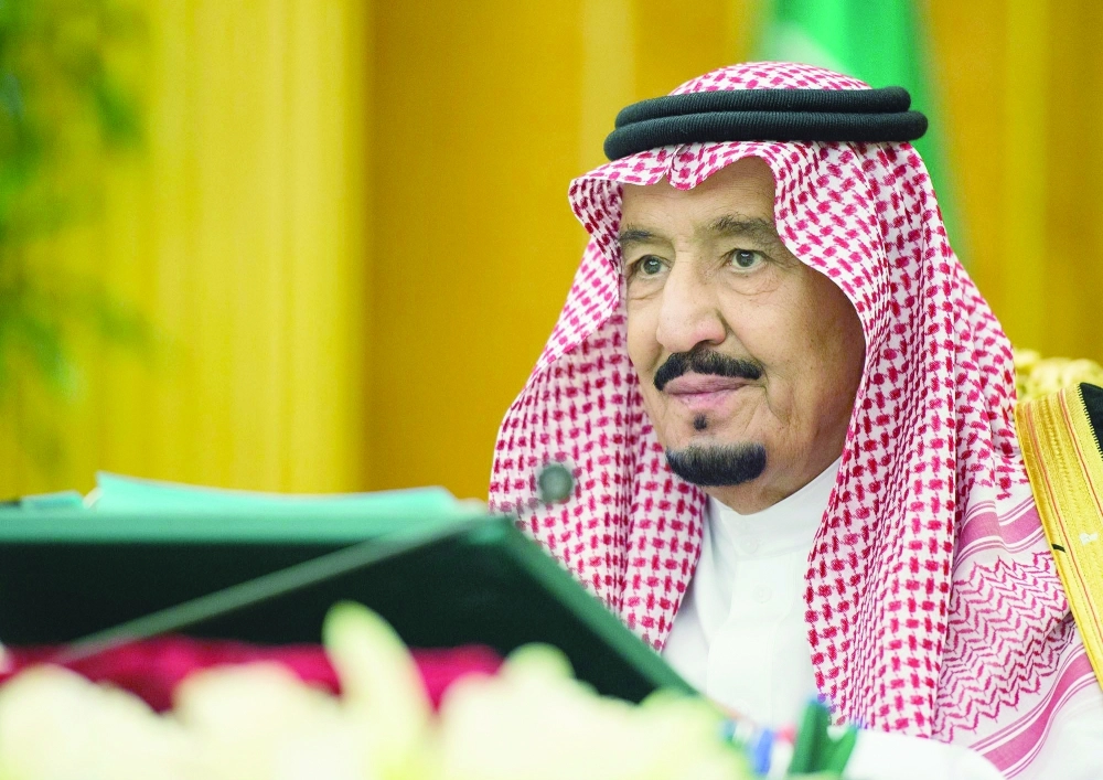 الملك سلمان لدى ترؤسه جلسة المجلس في قصر اليمامة بالرياض (واس)