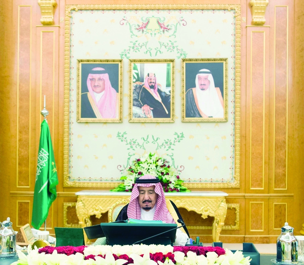 الملك سلمان لدى ترؤسه جلسة المجلس في قصر اليمامة بالرياض (واس) 