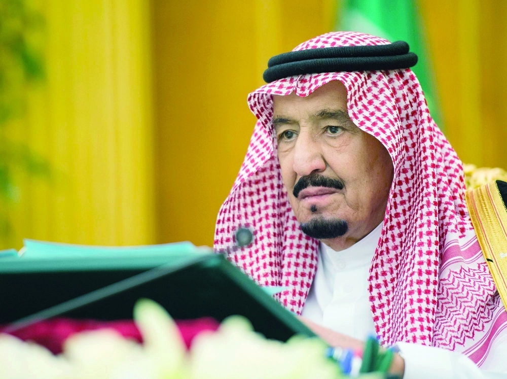 الملك سلمان لدى ترؤسه جلسة المجلس في قصر اليمامة بالرياض (واس) 