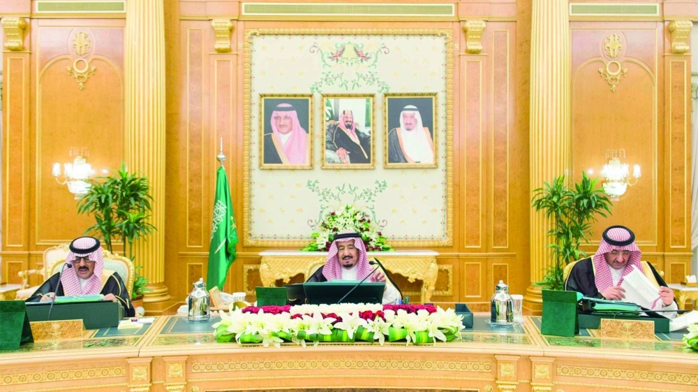 الملك سلمان لدى ترؤسه جلسة المجلس بحضور ولي العهد في قصر اليمامة بالرياض (واس) 