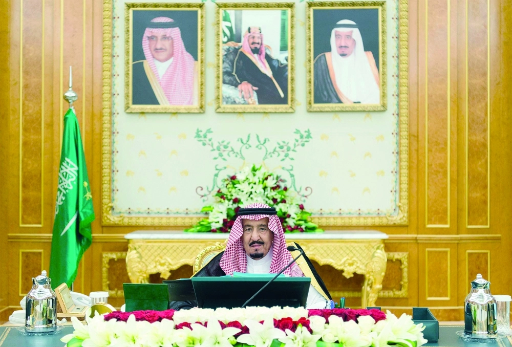الملك سلمان لدى ترؤسه جلسة مجلس الوزراء في قصر اليمامة بالرياض أمس                                                                       (واس) 
