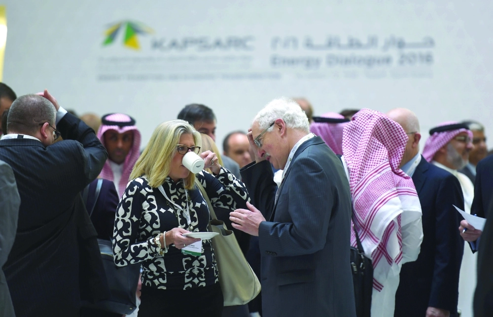 نقاشات جانبية على هامش حوار الطاقة 2016 في الرياض
