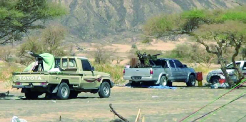 ‫أفراد من الجيش الوطني والمقاومة يتمركزون في أحد المواقع في جبهة بنهم                  (مكة)