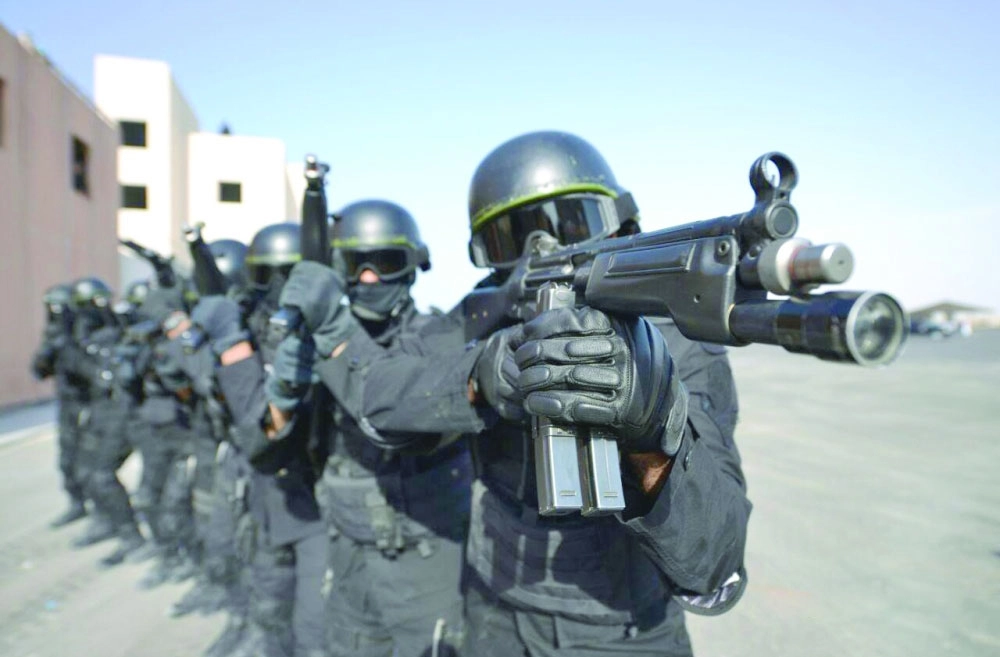 عسكريون مشاركون خلال تمرين على مهارات الرماية
