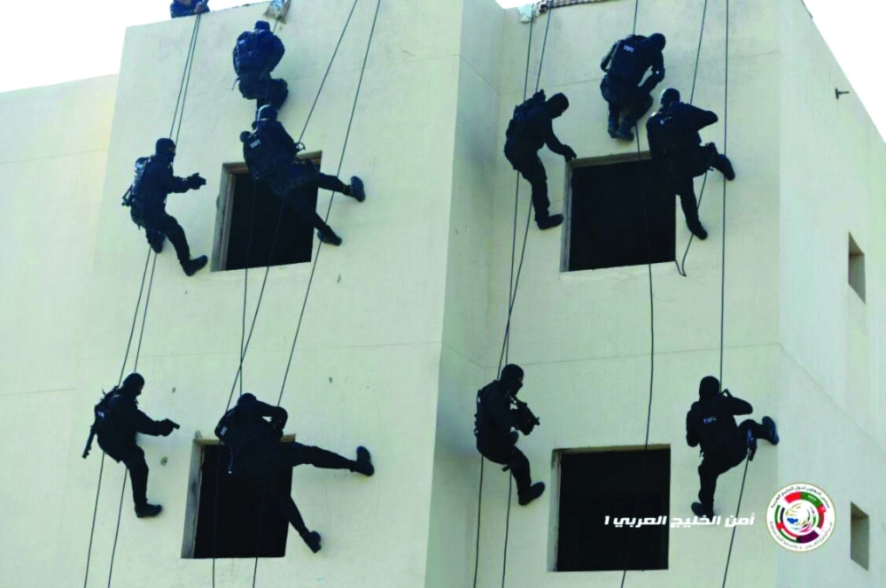 جانب من تسلق أحد المباني خلال التمرين
