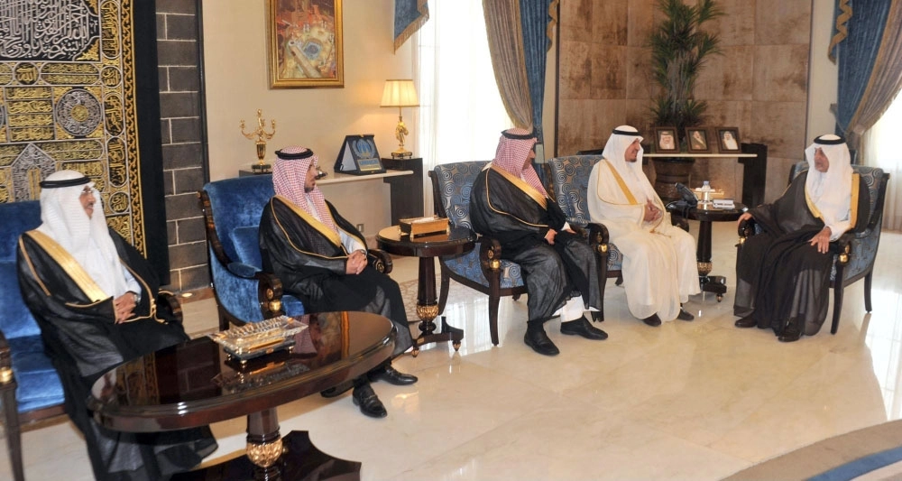 خالد الفيصل لدى لقائه وفد صندوق التنمية الزراعي  (واس)