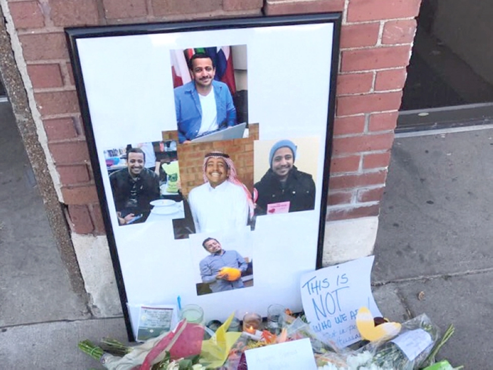 صور النهدي والورود وعبارات الاستنكار في مكان الحادث            (مكة)