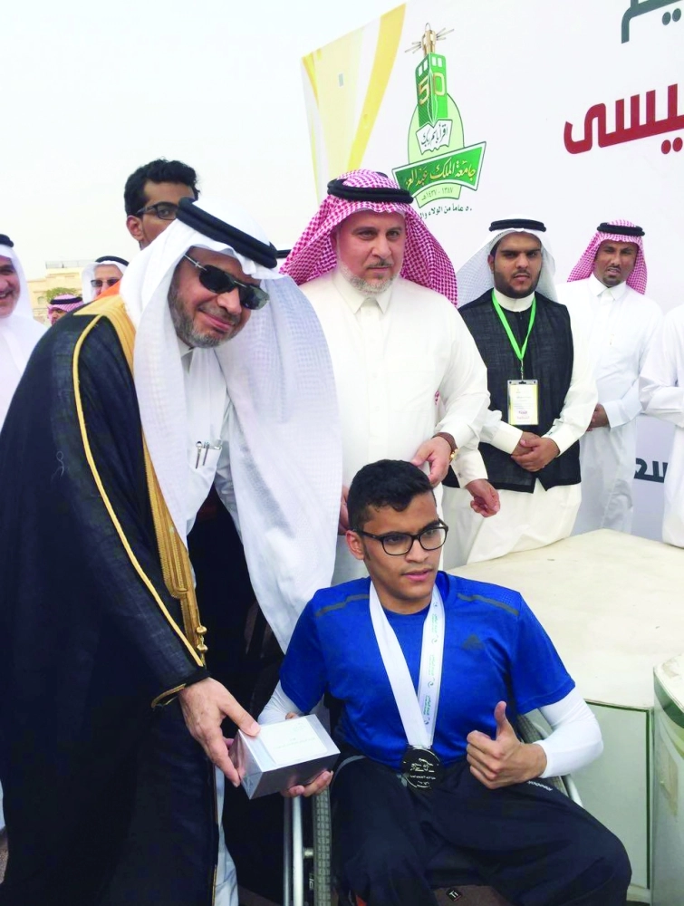 أحمد العيسى يتوج أحد الفائزين في بطولة ألعاب القوى لذوي الاحتياجات الخاصة           (واس)