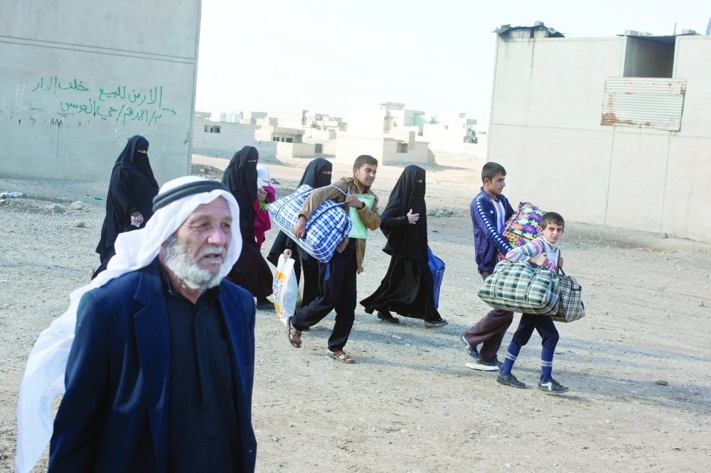 عوائل عراقية نازحة بسبب القتال شرق الموصل                       (أ ب)