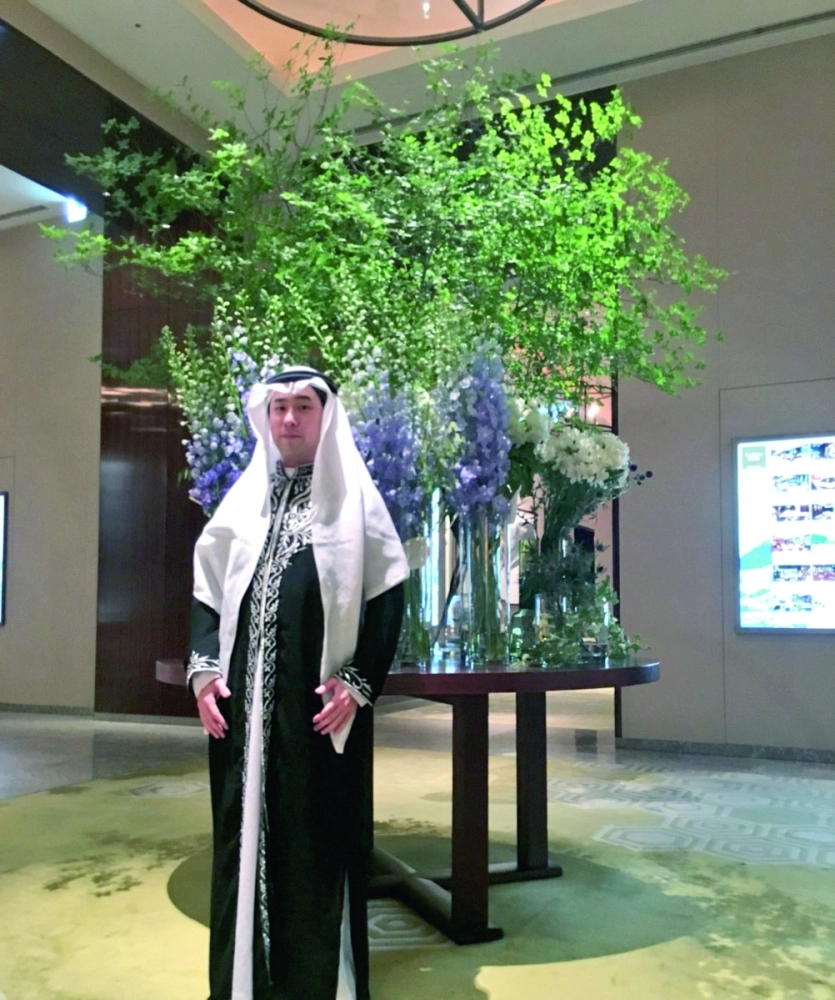  أكيرا تاكاتوريا مرتديا الملابس السعودية 