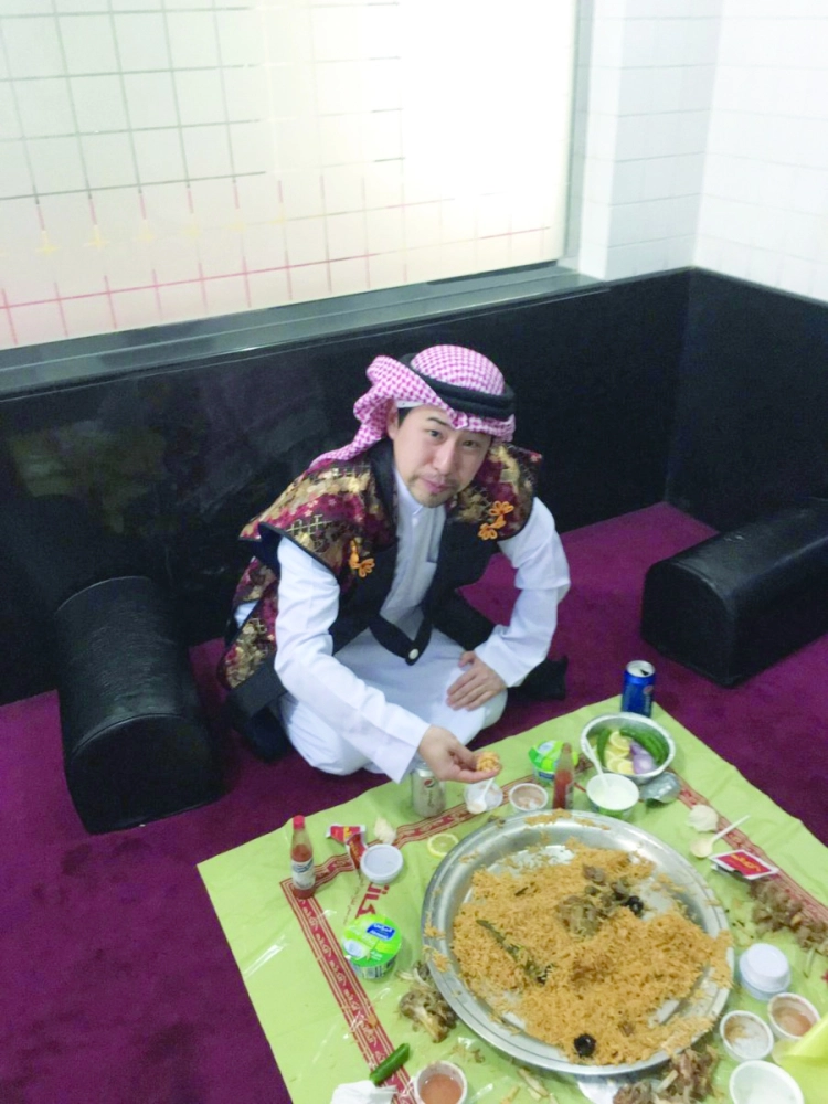 .. ويتناول وجبته المفضلة «الكبسة»               (مكة) 