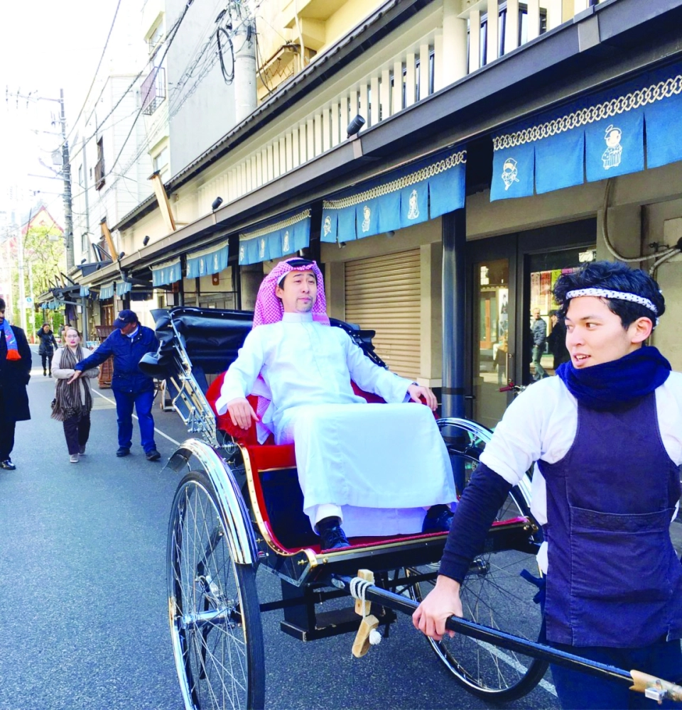 أكيرا في أحد شوارع اليابان