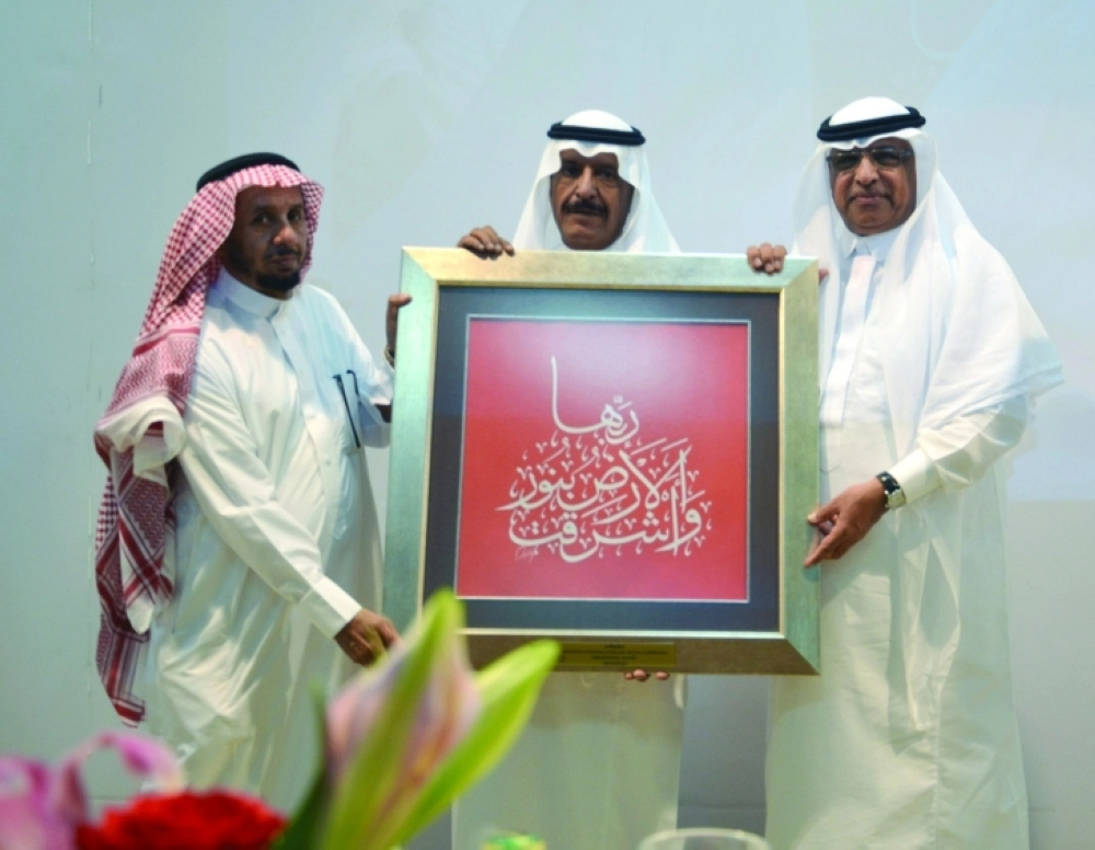 بكري عساس مكرما في ختام المحاضرة (عبدالمحسن دومان)