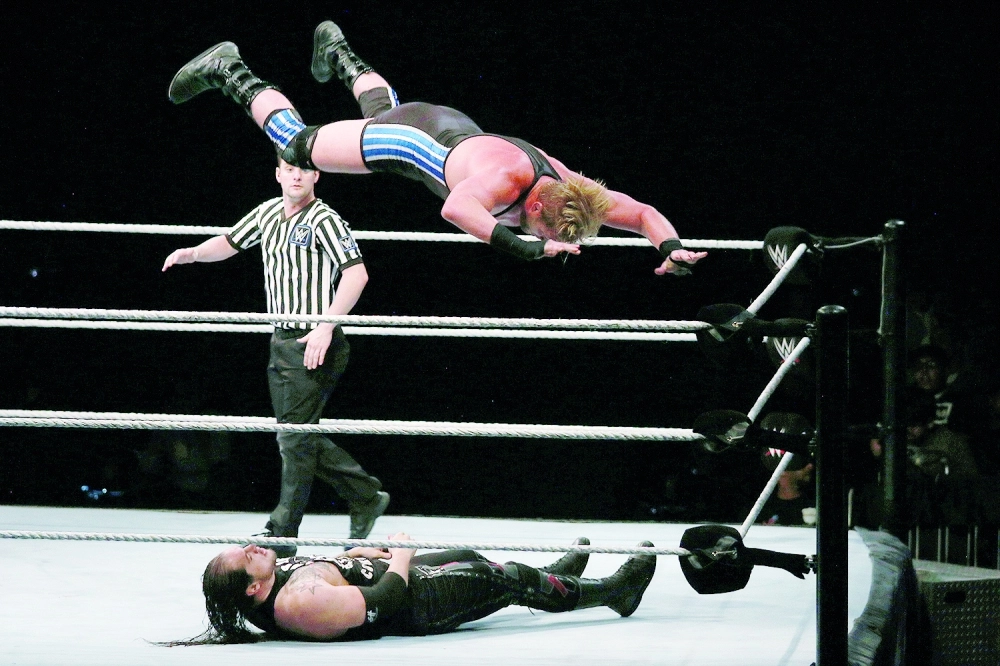  جاك سواجر يرتمي على بارون كوربن (مكة) 