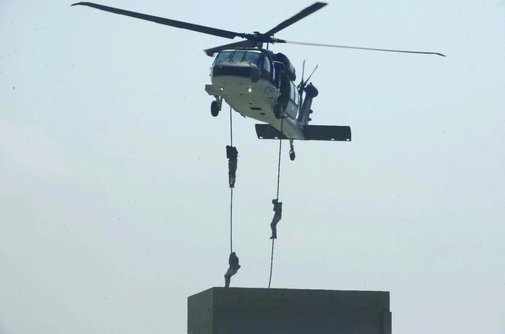 إنزال لأفراد الأمن من مروحية مشاركة    (واس) 