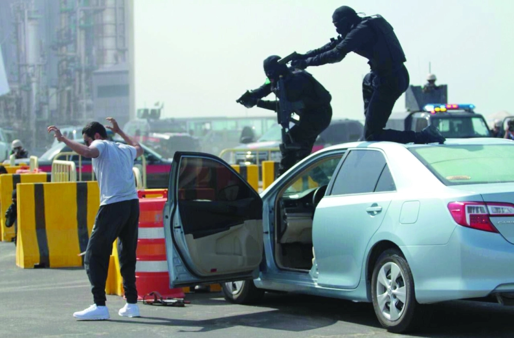 إحدى فرضيات السيطرة على خارجين عن القانون (واس)