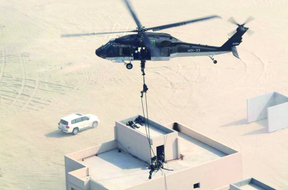 إنزال عمودي لاقتحام إحدى البنايات المستهدفة                                                                                (واس) 