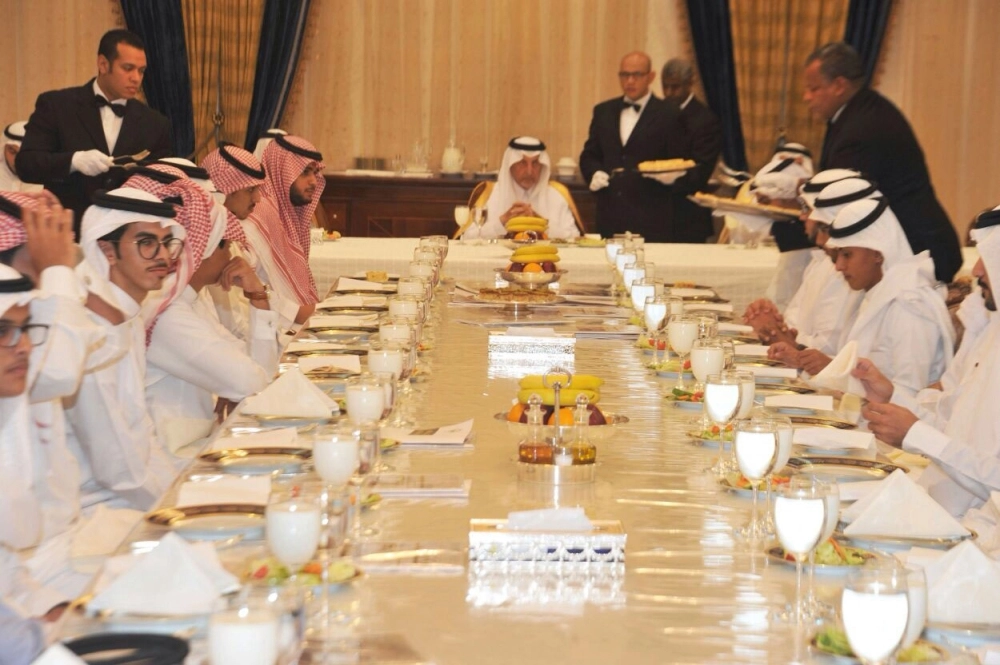 خالد الفيصل خلال لقائه بالشباب (مكة)