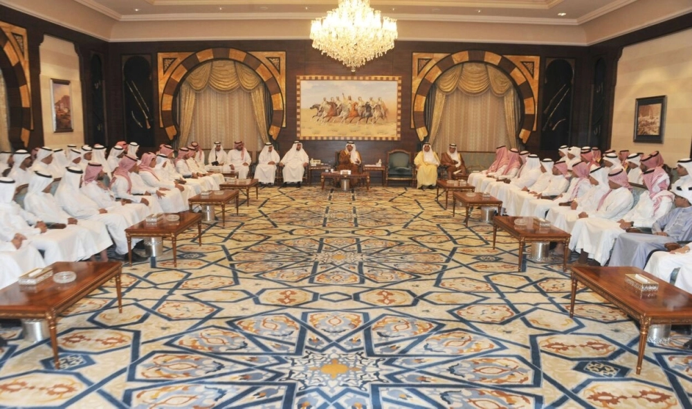 خالد الفيصل مخاطبا الشباب في مجلسه الأسبوعي (مكة)