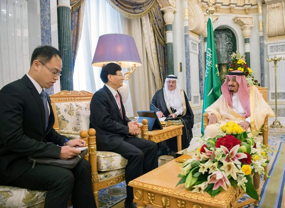  الملك سلمان لدى لقائه منج جيان تشو في مكتبه بقصر اليمامة (واس) 