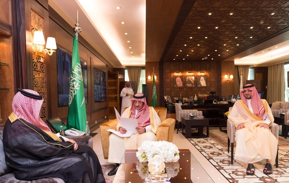 الأمير محمد بن نايف لدى استقباله الشيخ حمود آل خليفة (واس)