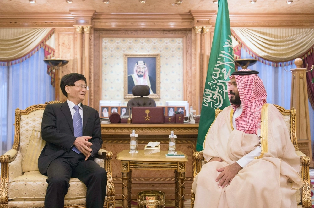  الأمير محمد بن سلمان لدى لقائه منج جيان تشو في مكتبه بالمعذر (واس)