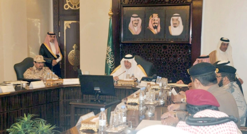 خالد الفيصل لدى لقائه القيادات الأمنية (مكة) 