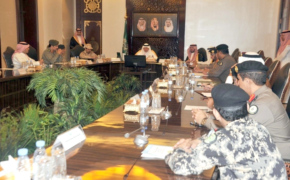 خالد الفيصل لدى لقائه القيادات الأمنية (مكة)