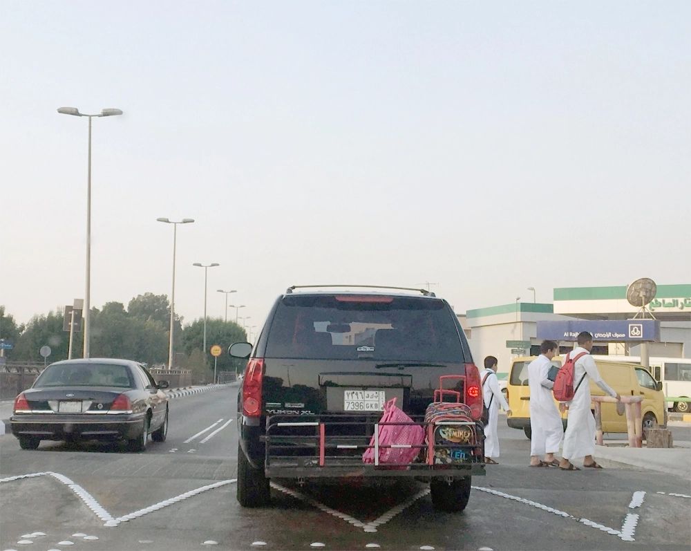 حقائب مدرسية وضعت في مؤخرة مركبة في أحد شوارع حي عبدالله فؤاد بالدمام           (حمدان الدوسري)