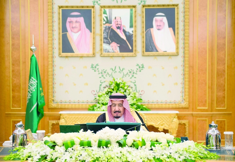 الملك سلمان لدى ترؤسه جلسة المجلس في قصر اليمامة بالرياض (واس)