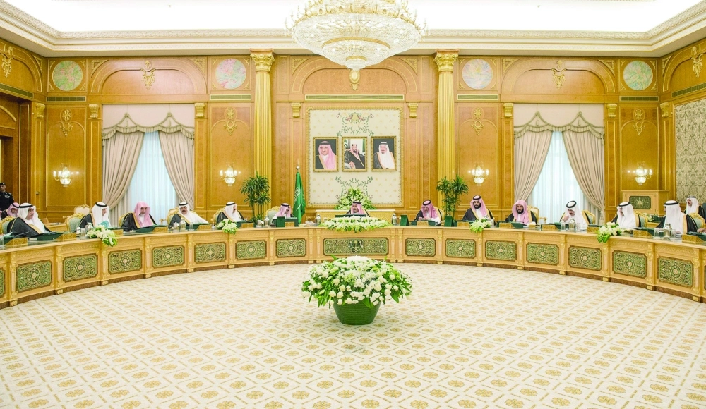 الملك سلمان لدى ترؤسه جلسة المجلس في قصر اليمامة بالرياض بحضور ولي العهد وولي ولي العهد (واس) 