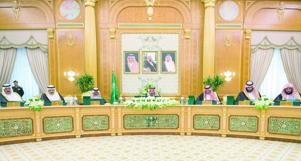 الملك سلمان لدى ترؤسه جلسة المجلس في قصر اليمامة بالرياض بحضور ولي العهد وولي ولي العهد (واس)  