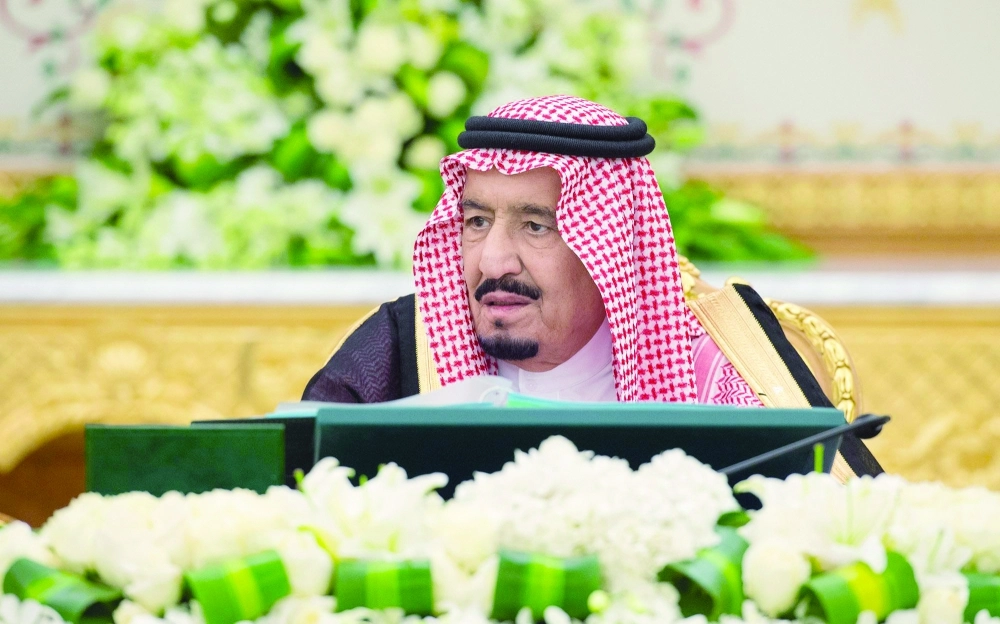 الملك سلمان لدى ترؤسه جلسة المجلس في قصر اليمامة بالرياض (واس)