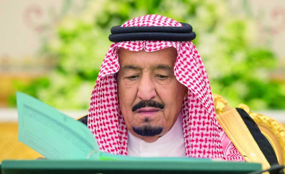 الملك سلمان لدى ترؤسه جلسة المجلس في قصر اليمامة بالرياض (واس) 