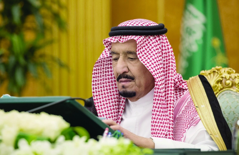 الملك سلمان لدى ترؤسه جلسة المجلس في قصر اليمامة بالرياض (واس) 