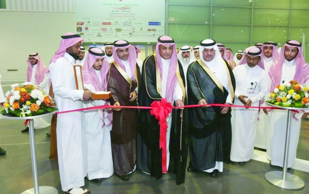 الفارس أثناء افتتاح معرض المخبوزات                                                         (واس)