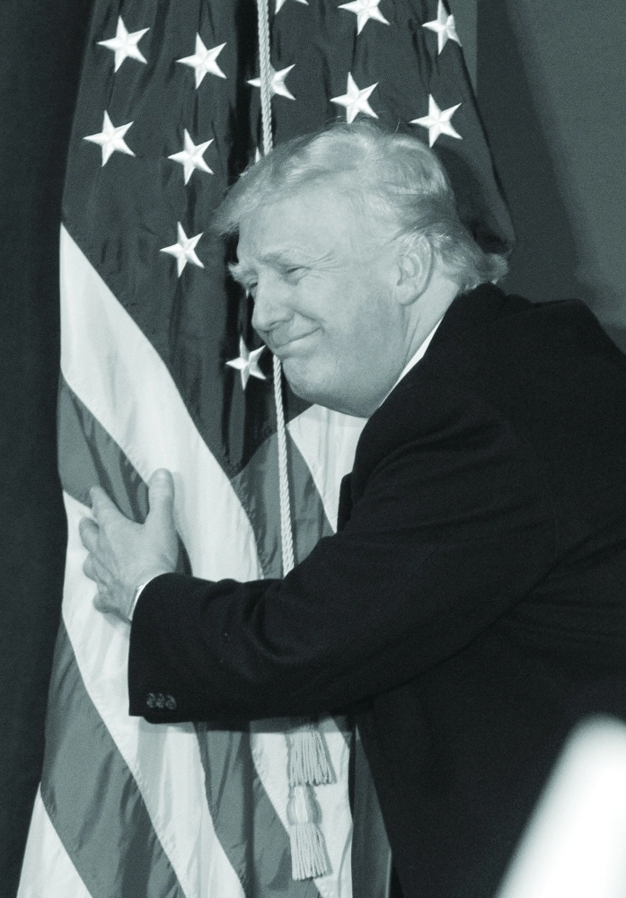 دونالد ترامب يعانق العلم الأمريكي في فيرجينيا